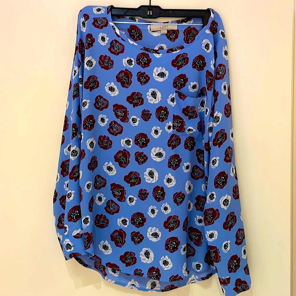 Ann‎ Taylor, LOFT, blue floral blouse with front pocket & buttoned sleeves